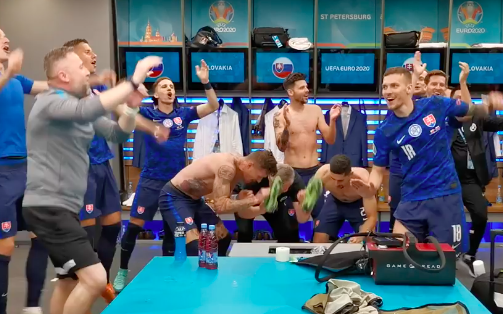 Így ünnepelték a szlovák focisták a lengyelek elleni győzelmet