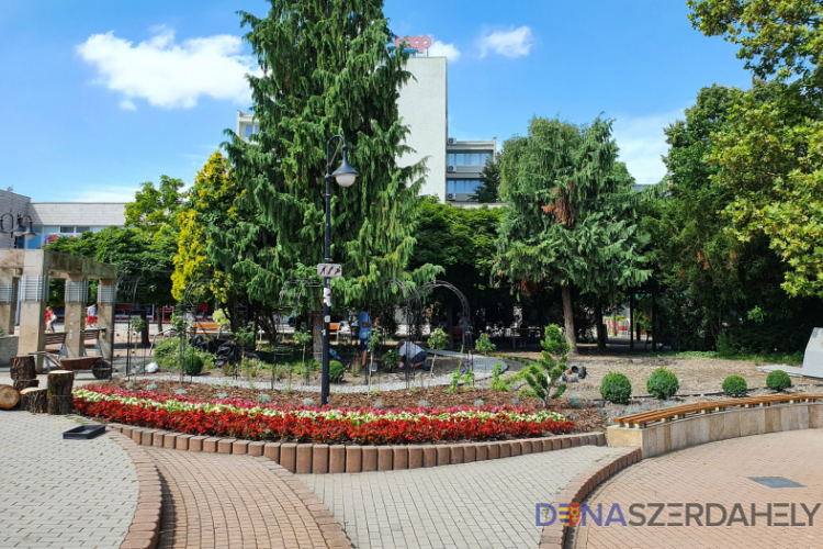 Dunaszerdahely: megújul a Városi Művelődési Központ előtti park