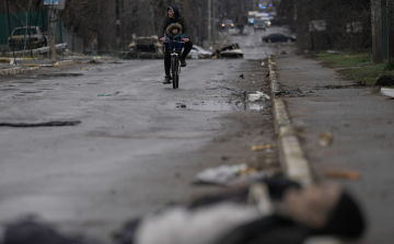 Több mint 400 megölt polgári személy holttestét vizsgálják Kijev környékén