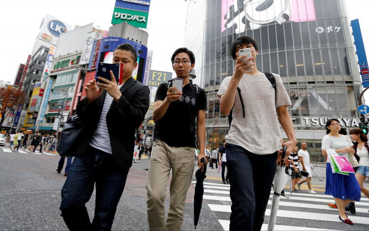 Tokióban tilos a sétálás közbeni telefonálás