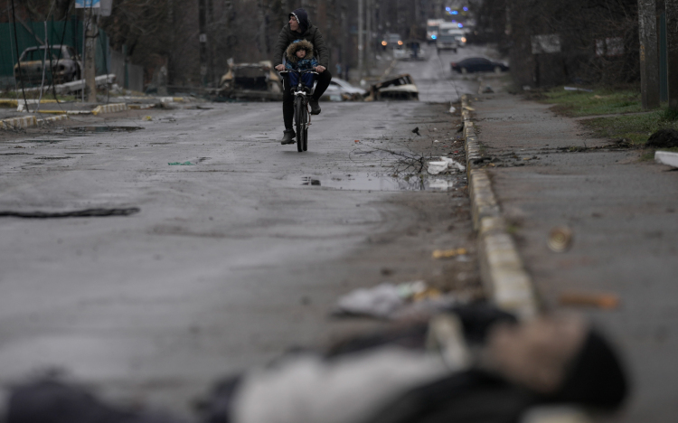 Több mint 400 megölt polgári személy holttestét vizsgálják Kijev környékén