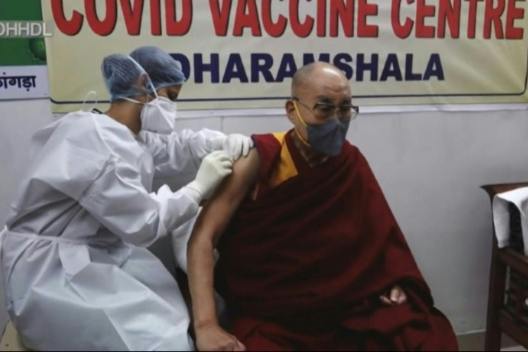 A dalai láma is megkapta az oltás első adagját