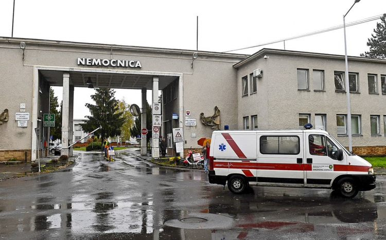 Romlik a vírushelyzet, egy nyugat-szlovákiai kórház már leállította a tervezett műtéteket