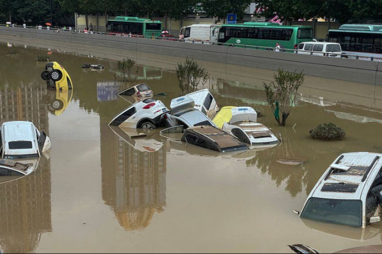 Árvizek Kínában: városrészek kerültek víz alá