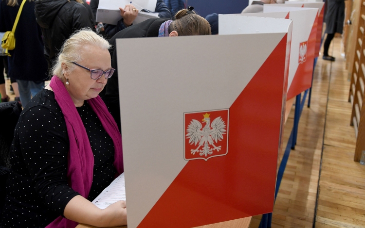 Lengyel elnökválasztás - Megnyíltak a szavazóhelyiségek