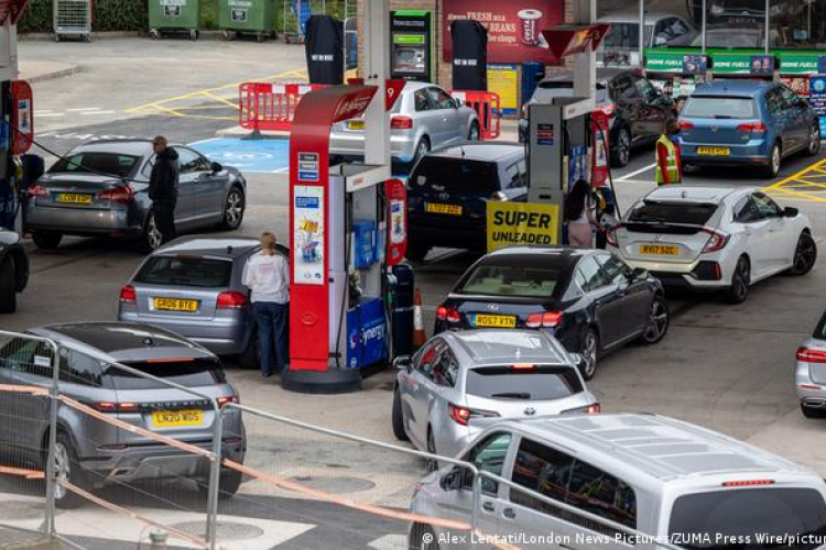 A britek a nagy üzemanyagválság miatt elkezdtek elektromos autókat vásárolni