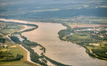 A Duna mentén az elektromos vezetékek biztonságosabbak lesznek a madarak számára 