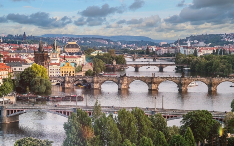 Koronavírus: A csehek közös vacsorával a prágai Károly-hídon zárnák le a járványt
