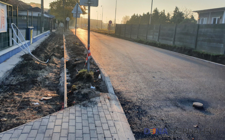 Dunaszerdahely: már aszfaltozzák a Vasútsor utcát 