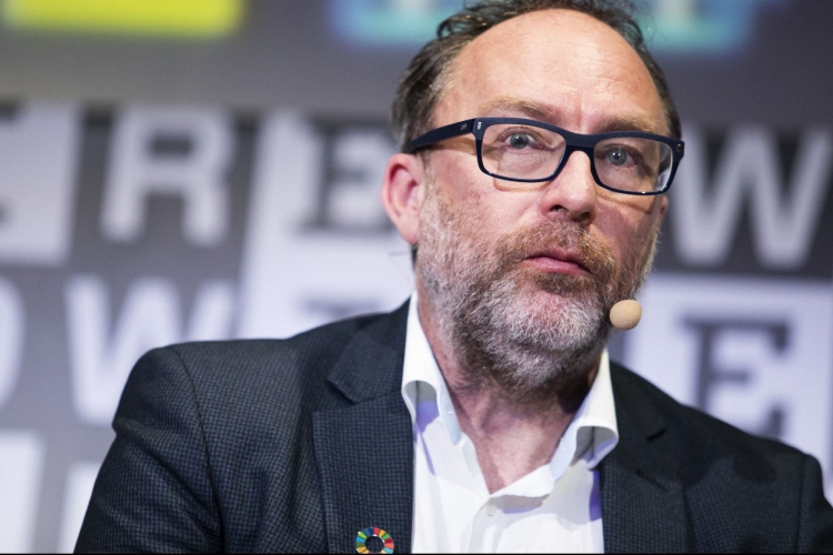 Jimmy Wales, a Wikipedia atyja beszólt a Facebooknak és a Twitternek is