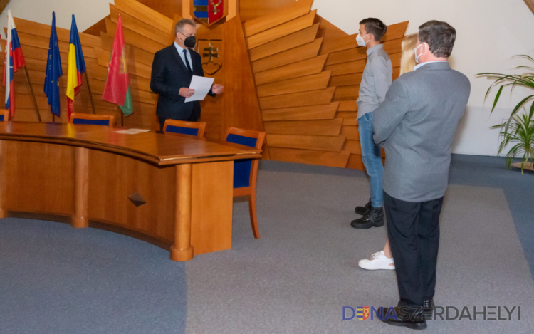 Dunaszerdahely: beiktatták Fialka Tamást, a város új diákpolgármesterét
