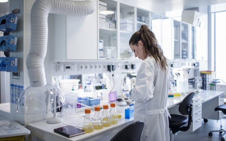 KRAJČÍ: A szlovák laboratóriumok akár 7500 mintát is képesek kivizsgálni naponta
