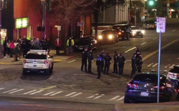 Az Egyesült Államokban egy rendőr belehajtott autójával a tömegbe 