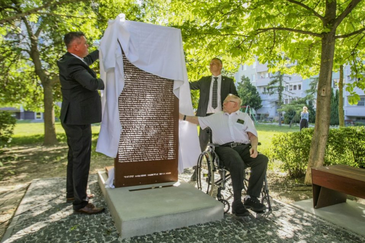 Felavatták Somorján a holokauszt áldozatainak állított emlékművet