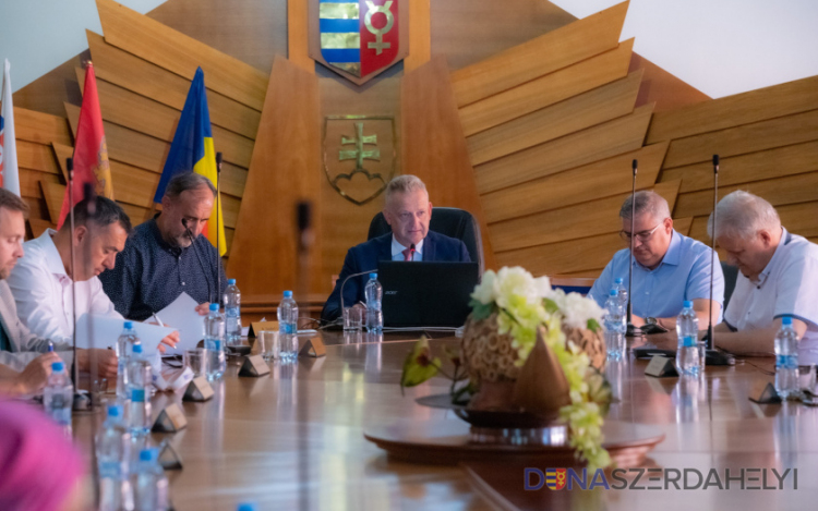Képviselő-testületi ülést tartottak Dunaszerdahelyen