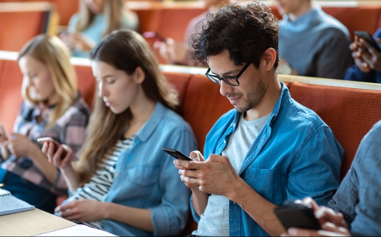 Függőség: a diákok nagy része nem bírja ki a telefonja nélkül