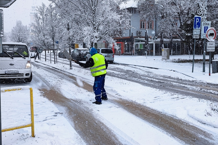 Egész Nyugat-Szlovákiát belepte a hó: Somorján is megkezdődött a takarítás
