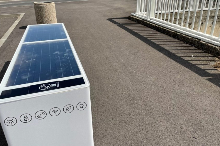 Komárom: két új napelemes padot helyeztek ki a városban 
