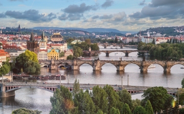 Koronavírus: A csehek közös vacsorával a prágai Károly-hídon zárnák le a járványt