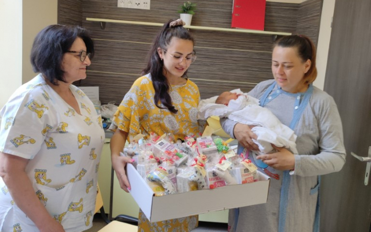 A komáromi kórház újszülöttjei ismét horgolt polipokat kaptak ajándékba
