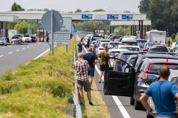 Torlódás van az M7-es autópályán a magyar-horvát szakaszon