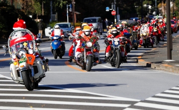 Tokióban száz motoros Mikulás hívta fel a figyelmet a gyermekbántalmazás problémájára