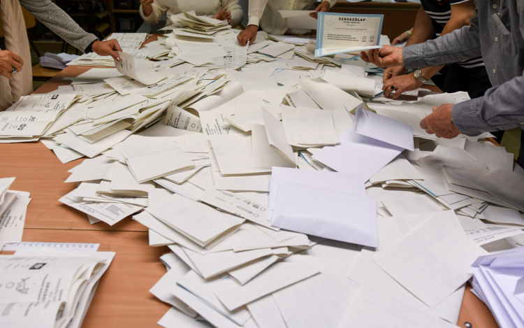Magyarország: Lezárták az urnákat, véget ért a szavazás