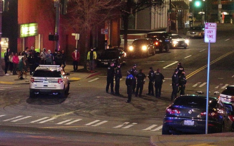 Az Egyesült Államokban egy rendőr belehajtott autójával a tömegbe 