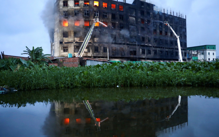 Tragédia Bangladesben: legalább ötvenketten meghaltak a tűzvészben, a sérültek az ablakokon ugráltak ki