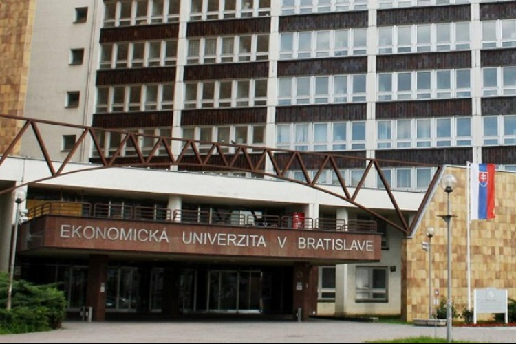 A Közgazdasági Egyetem Ligetfalusi nyári egyetemet szervez időseknek
