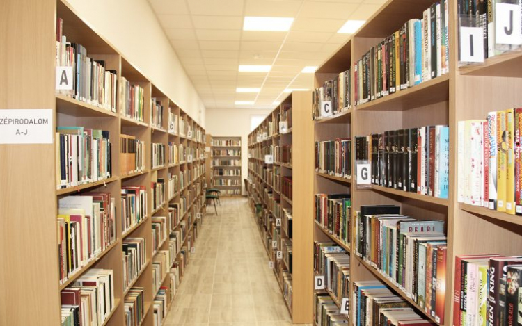 Komárom: Megnyitott a felújított Jókai Mór Könyvtár