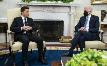 Kétórás telefonbeszélgetést folytatott az amerikai és az ukrán elnök