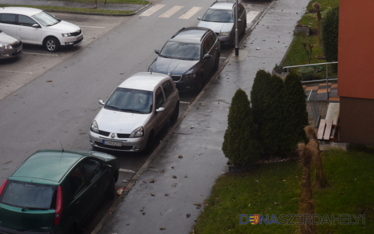 Dunaszerdahely: Ellenőrzik a lakótelepi parkolást
