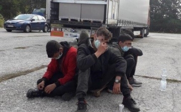 Menekülés a háború elől: hat afgán kiskorút találtak egy szerb kamionban
