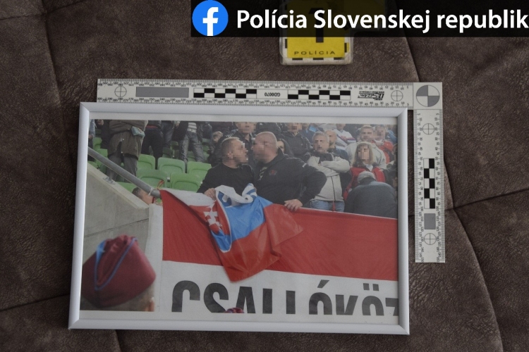 Rács mögé kerülhet a csallóközi szurkoló, aki megpróbálta felgyújtani a szlovák címeres sálat 