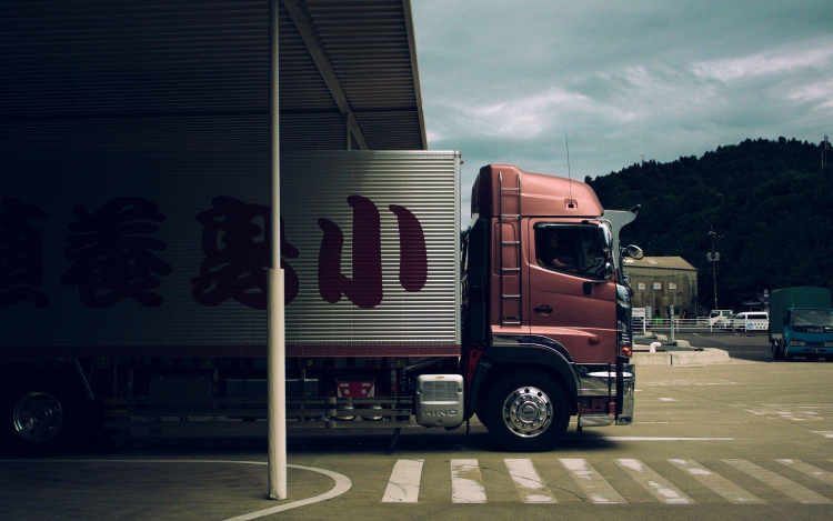Egy cég így oldaná meg a kamionsofőr-hiányt Európában