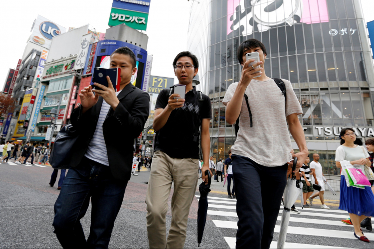 Tokióban tilos a sétálás közbeni telefonálás