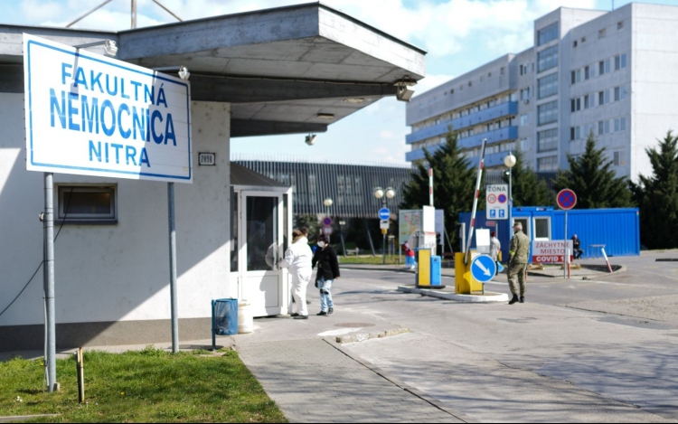A nyitrai kórházban kezd kritikussá válni a helyzet, az igazgató az egész járásra kiterjedő kemény lockdowt követel