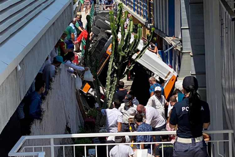 Capri: Leszaladt egy busz az útról, egészen a partig zuhant